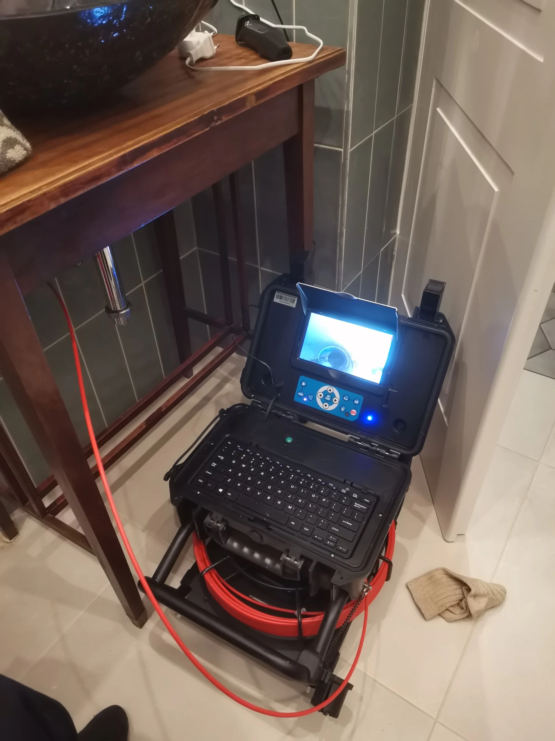 Mosdó lefolyó felől végzett csatorna kamerázás – beltéri csőszakasz ellenőrzése