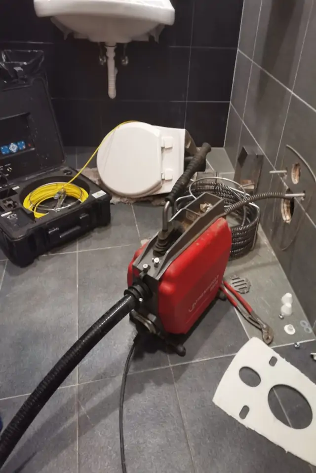 WC lefolyó csatorna kamerázása – beltéri fő ág vizsgálata bontás minimalizálásával