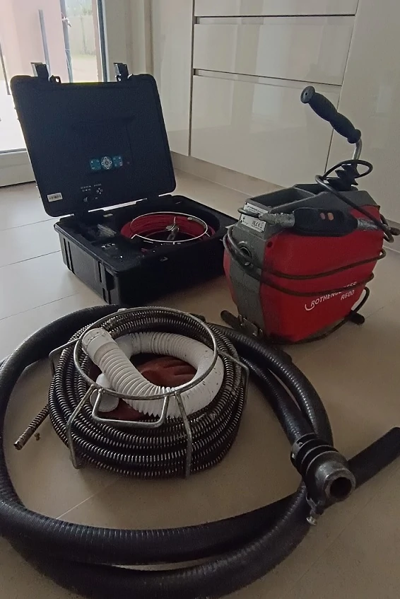 Duguláselhárítás Csömör – Drain Expert Kft. munkavégzés közben