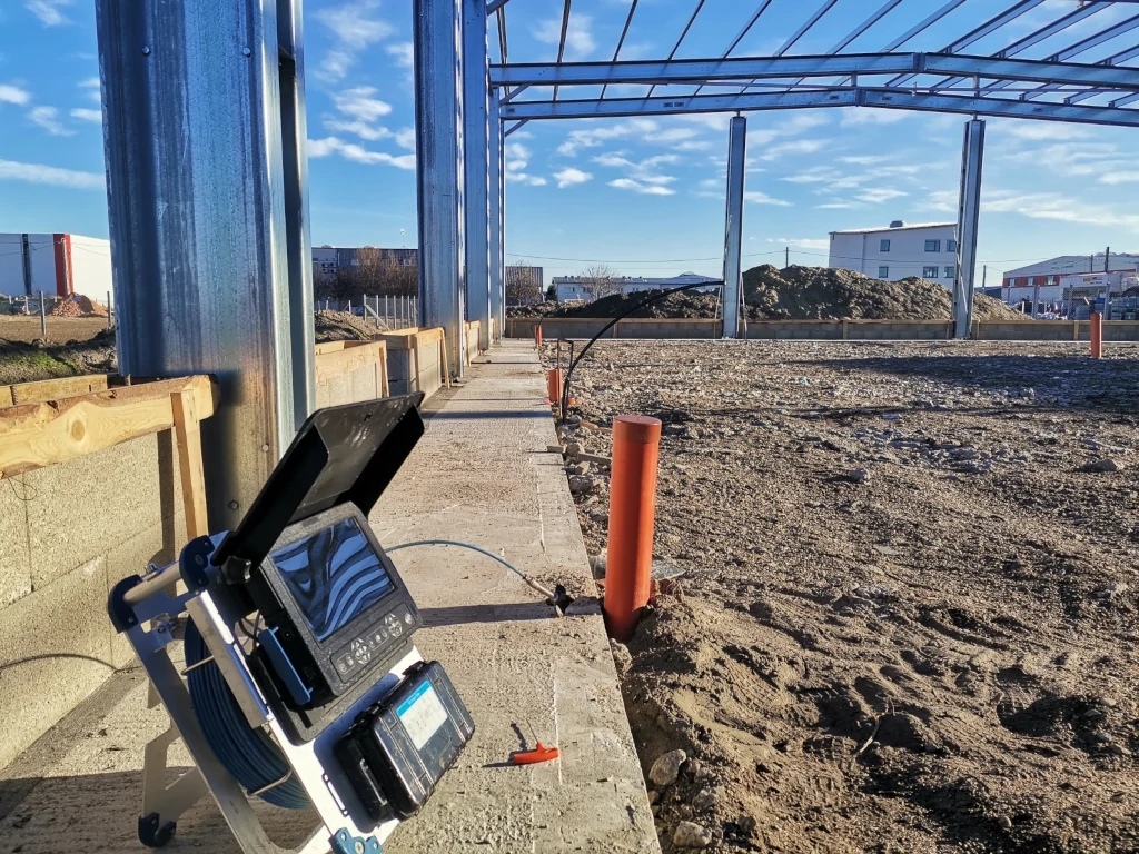 Kamerás csatornavizsgálat munka közben helyszíni csatornadiagnosztika során – Drain Expert Kft