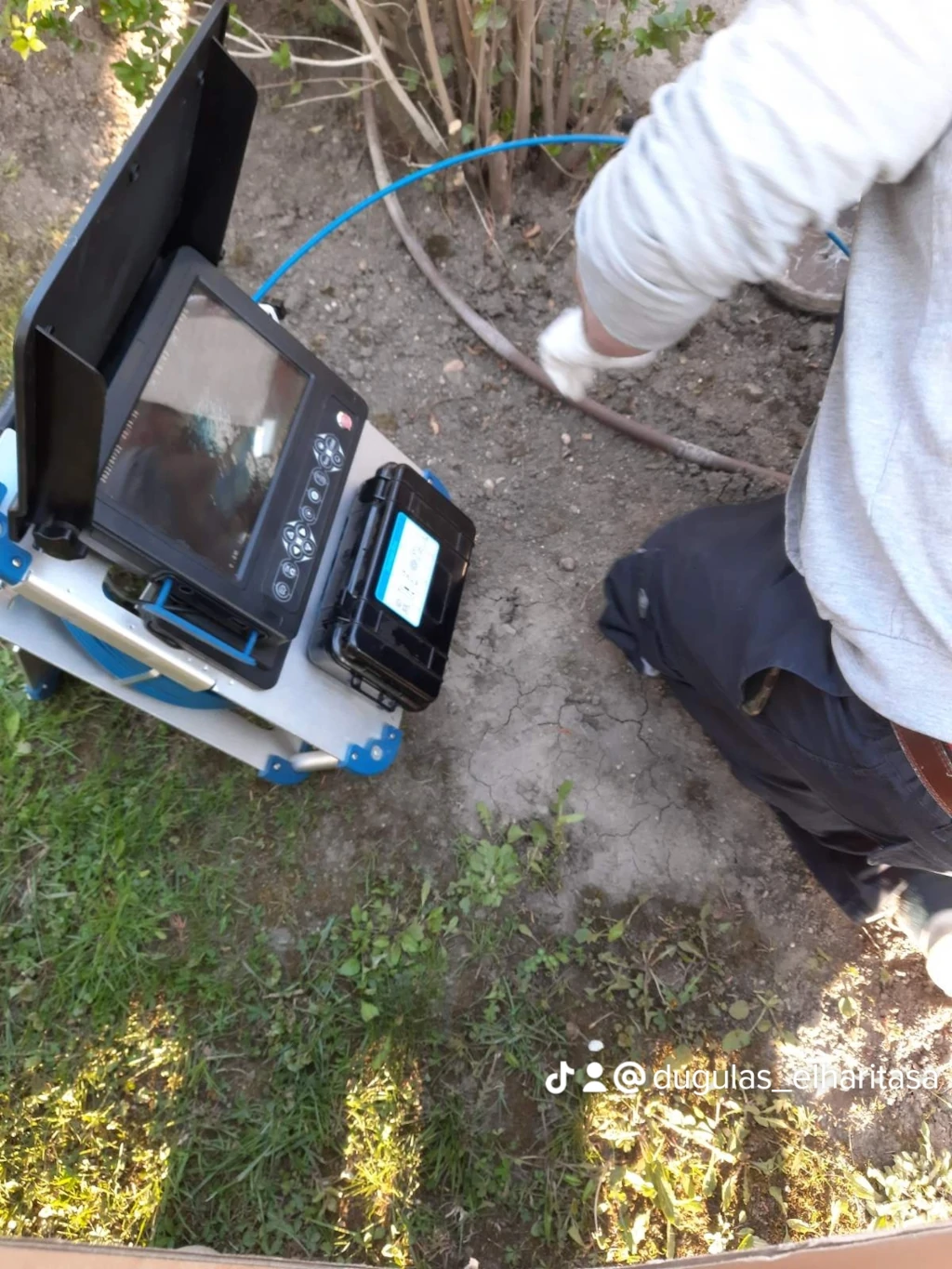 Szakember kamerás csatornavizsgálat közben helyszíni diagnosztika során – Drain Expert Kft