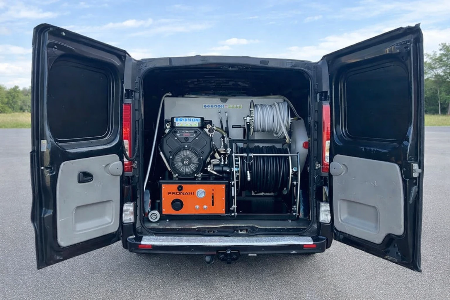 Drain Expert Kft. WOMA autó Sülysáp területén – nagynyomású csatornatisztító berendezéssel és saját víztartállyal