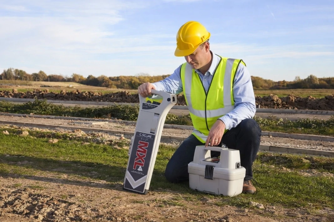 Csatorna nyomvonal meghatározás Pest vármegyében – kert alatt futó csőszakasz és rejtett akna pontos bemérése