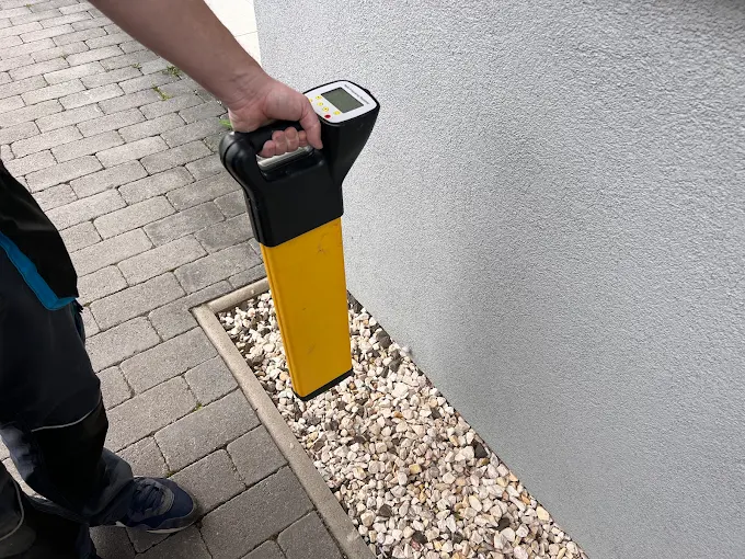 Nyomvonal-helymeghatározás térkövezett udvar alatt futó csatornaszakaszon Pest vármegyében