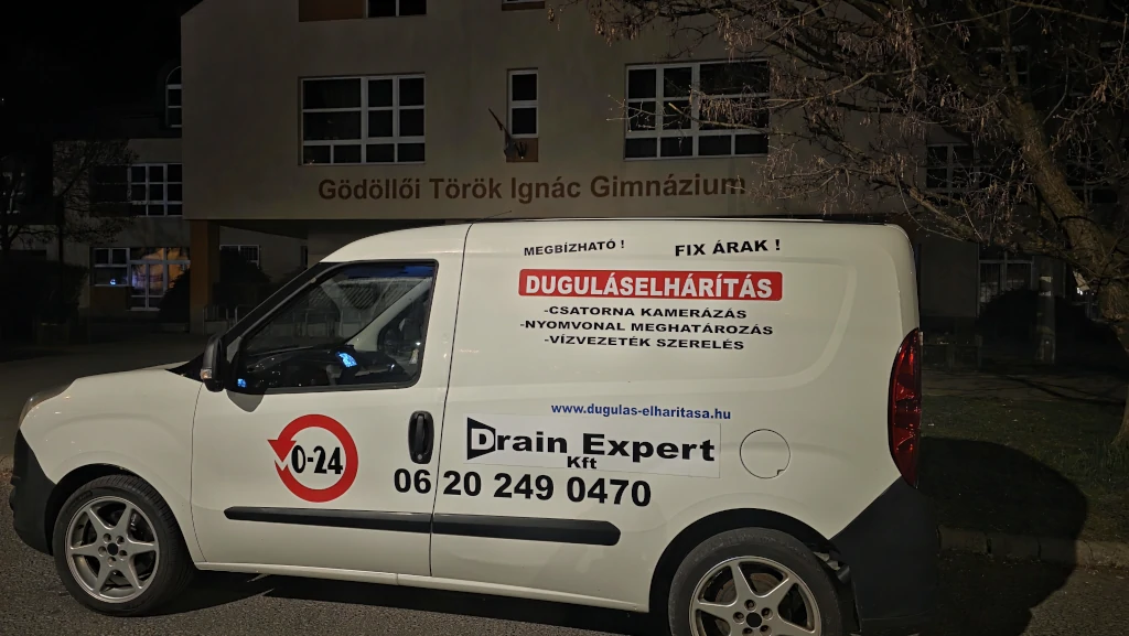 A Drain Expert Kft. duguláselhárító autója a Gödöllői Török Ignác Gimnázium előtt