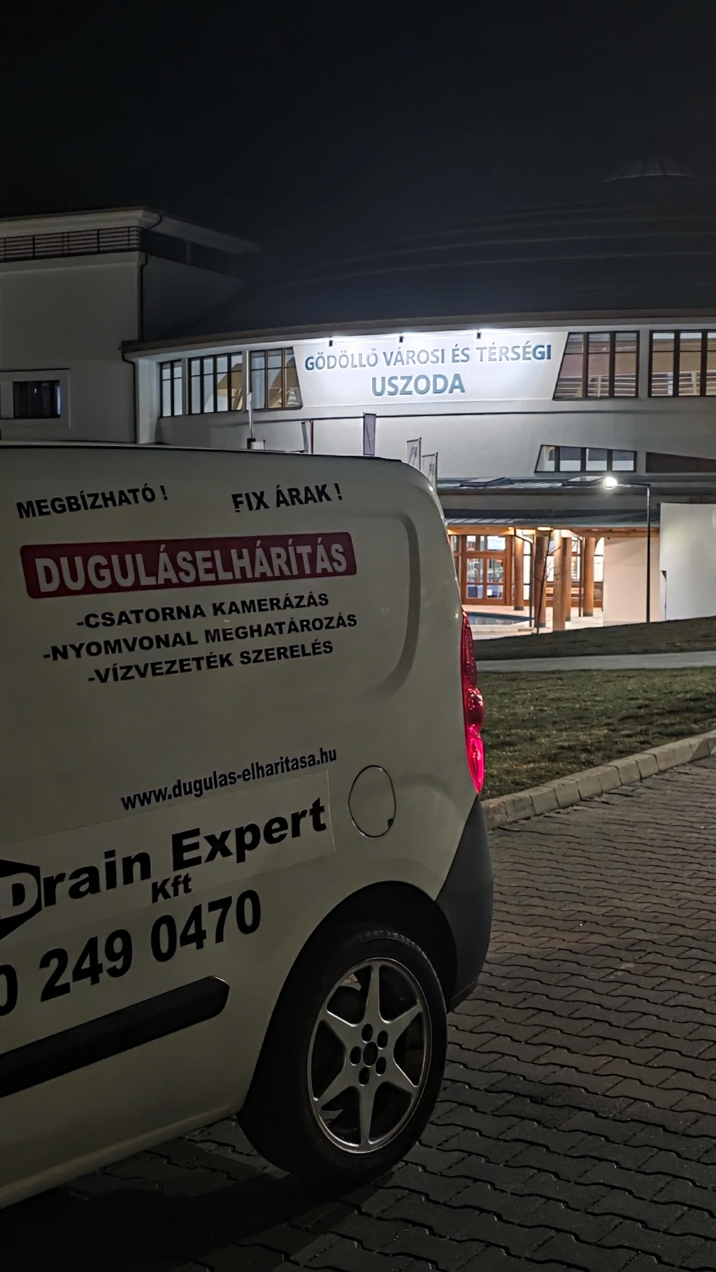 A Drain Expert Kft. duguláselhárító autója a Gödöllő Városi és Térségi Uszoda előtt