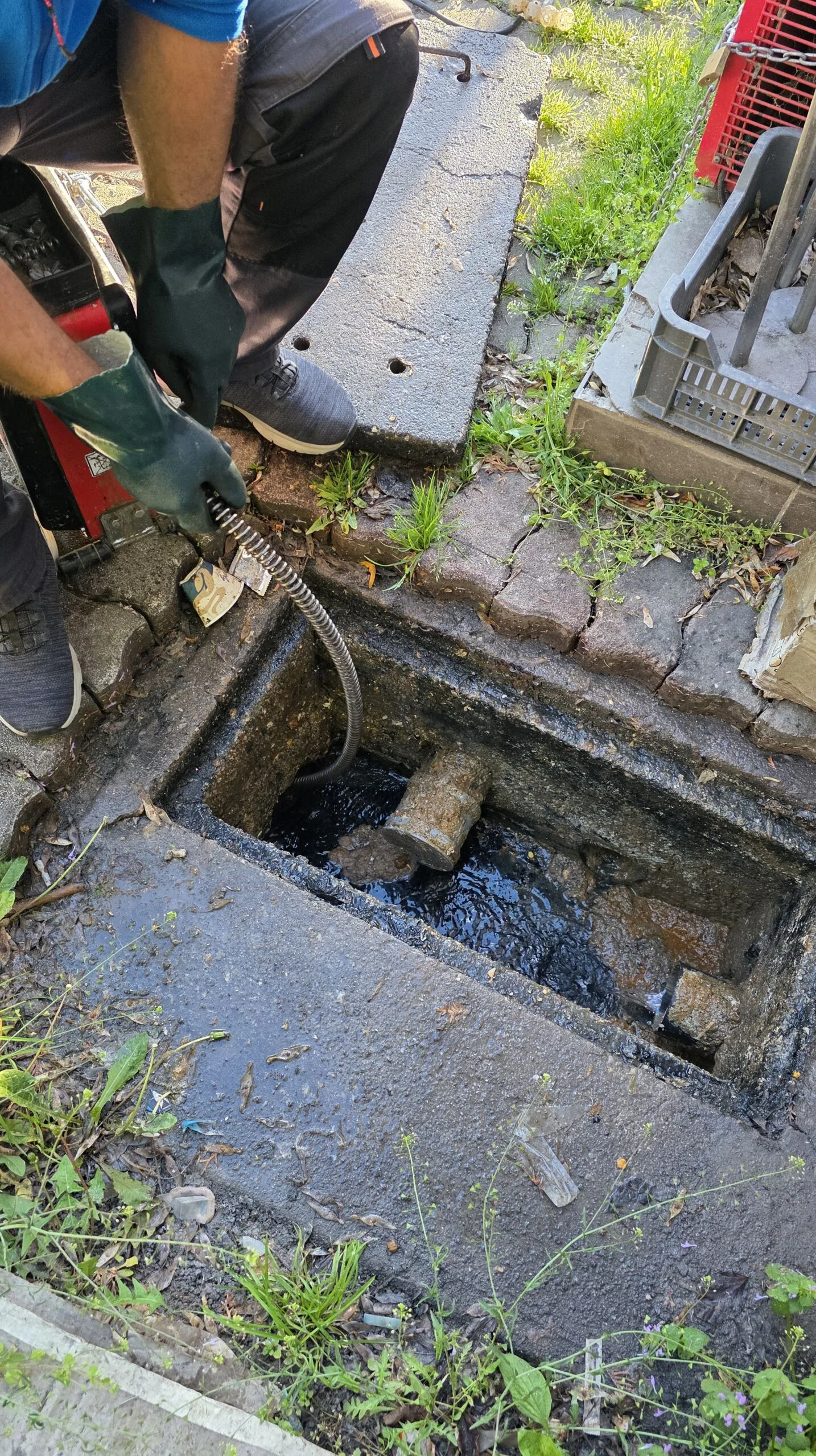 Gyökértelenítés - duguláselhárítás Dunakeszi fő tér mellett a Mondi pékség udvarán